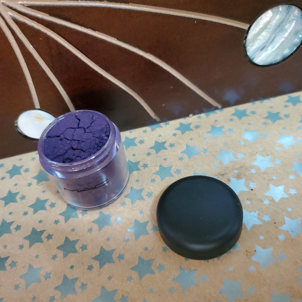 MAC COSMETICS VERY RARE PIGMENT IN "ENTREMAUVE"
